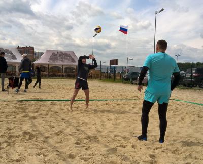 На площадках ТРЦ «Премьер» соревновались волейболисты-пляжники Рязани и Мурома